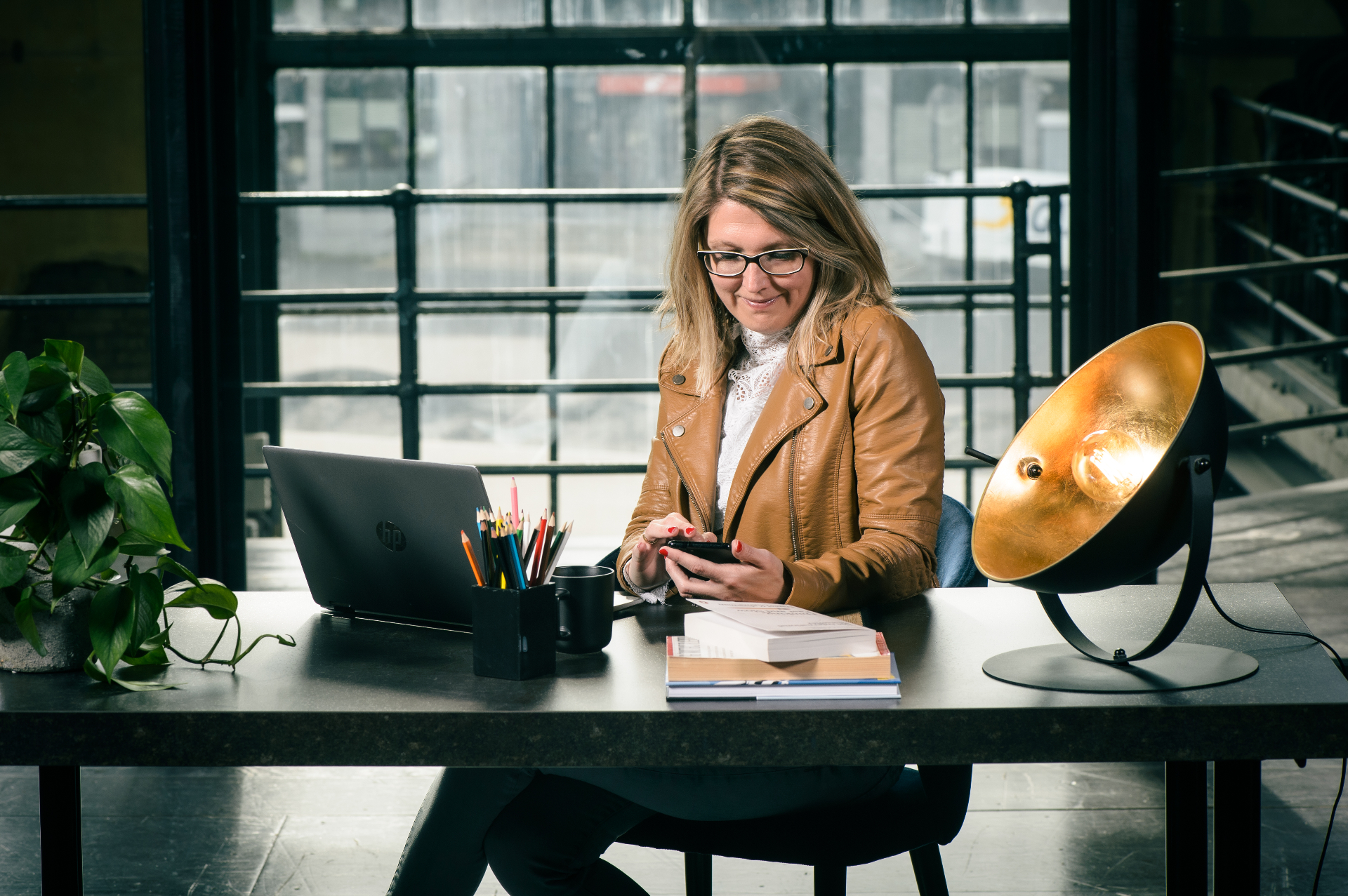 Diana aan haar werktafel met laptop, boeken en notities